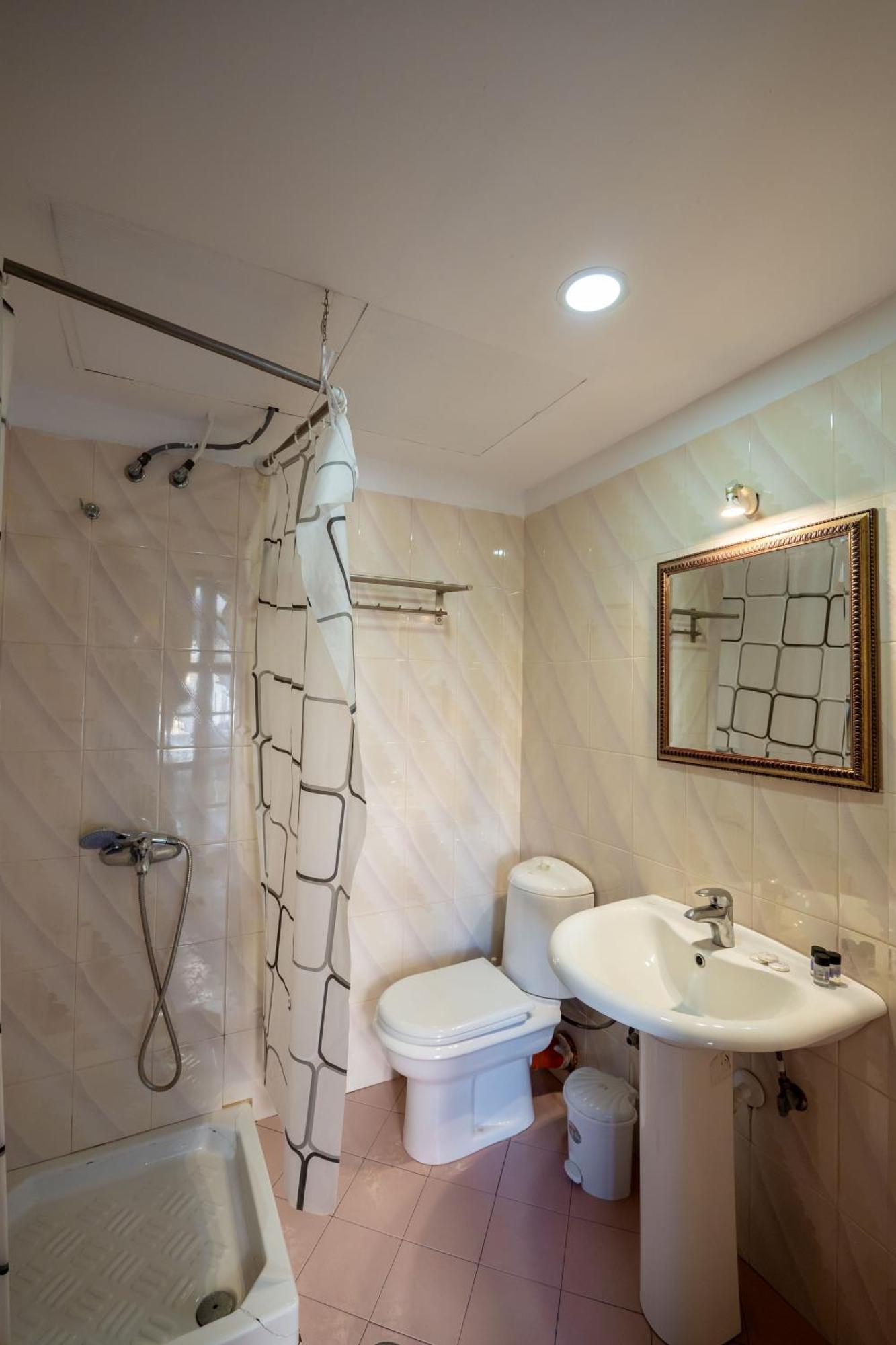 Monte Carlo - Rooftop Pool Hotel Saranda