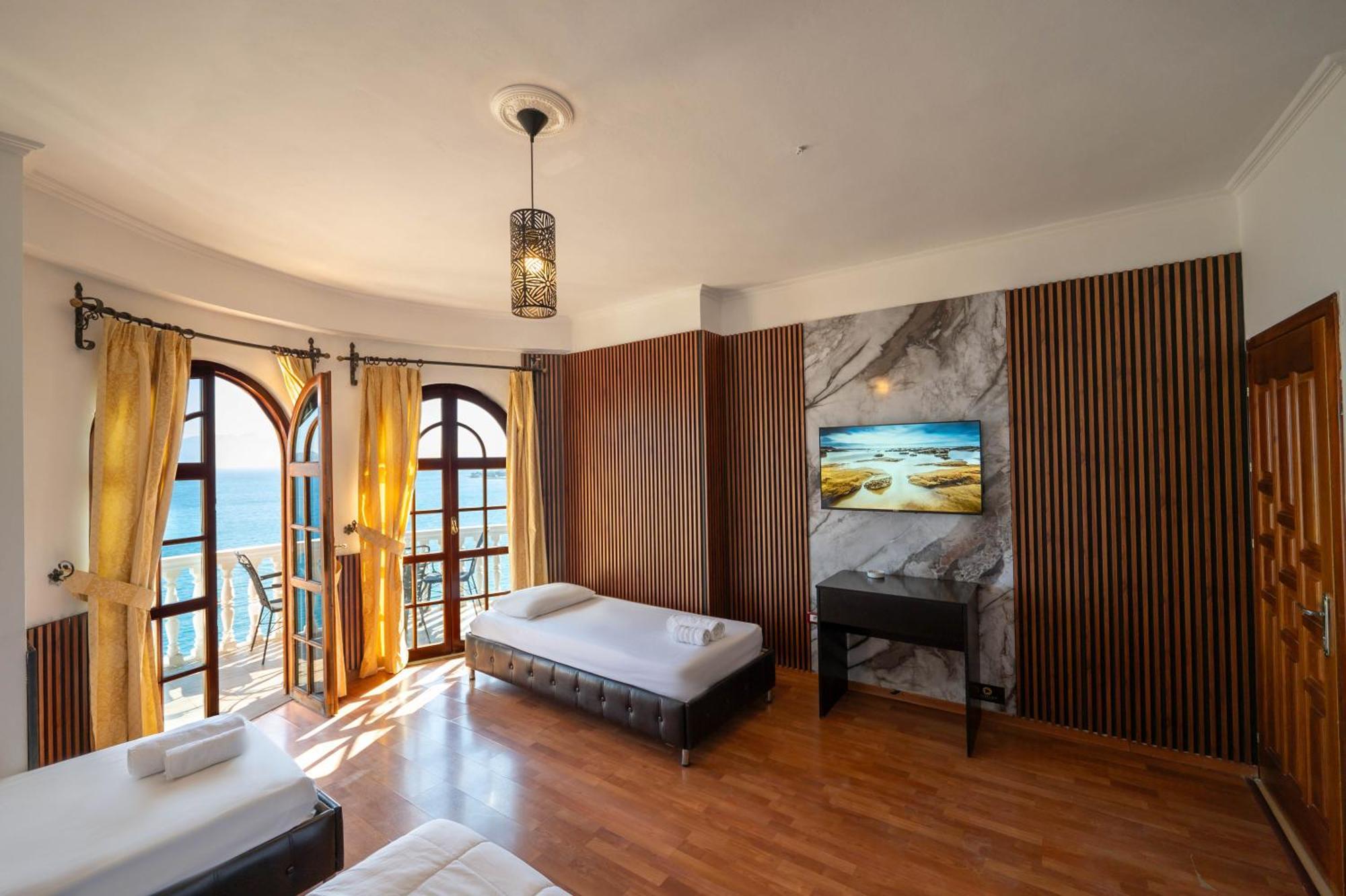 Monte Carlo - Rooftop Pool Hotel Saranda