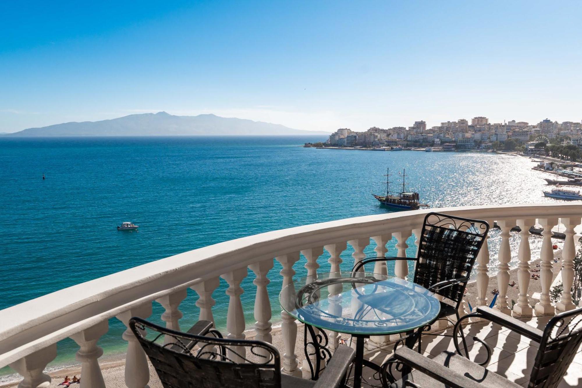 Monte Carlo - Rooftop Pool