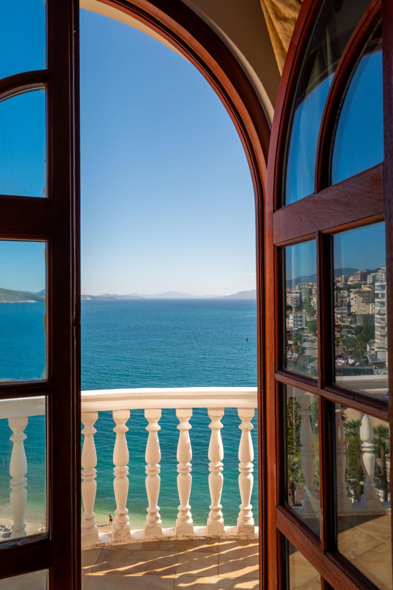 Monte Carlo - Rooftop Pool Hotel Saranda