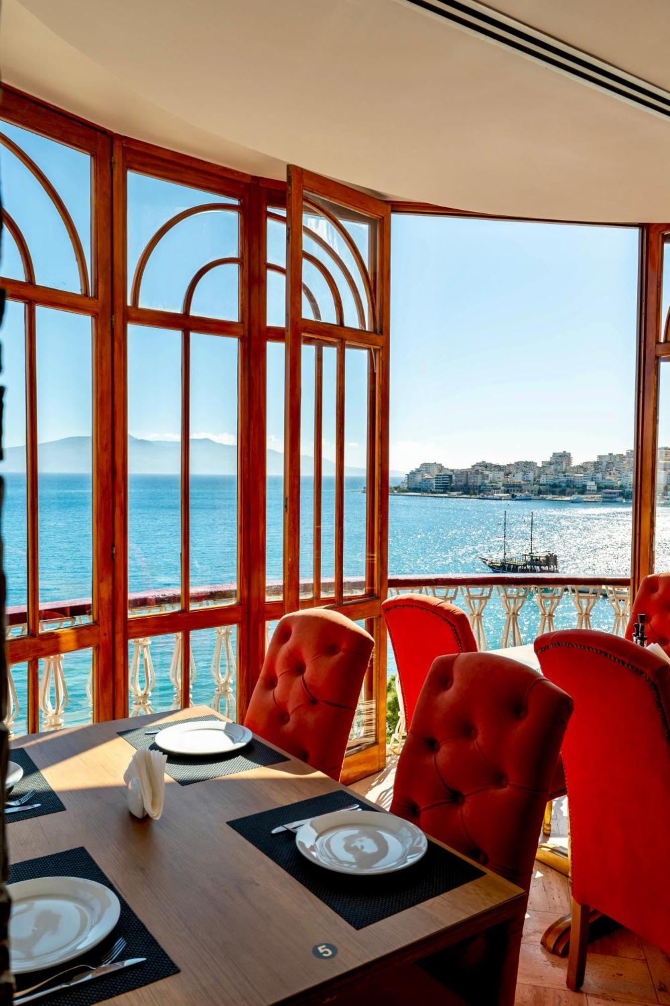 Monte Carlo - Rooftop Pool